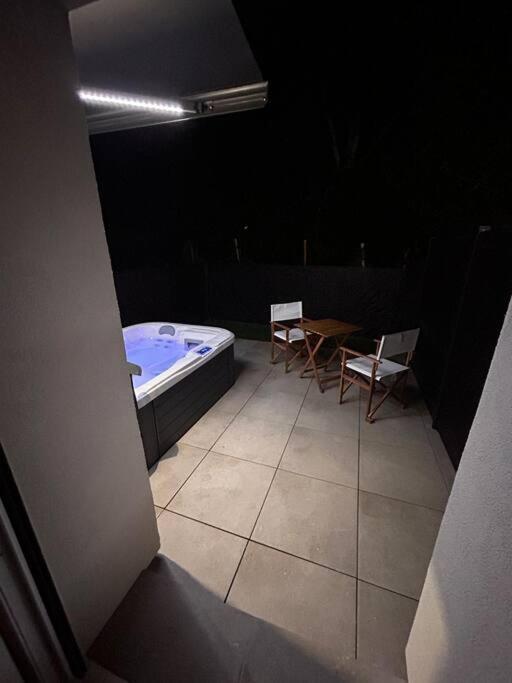 La Terrasse Abritee Et Son